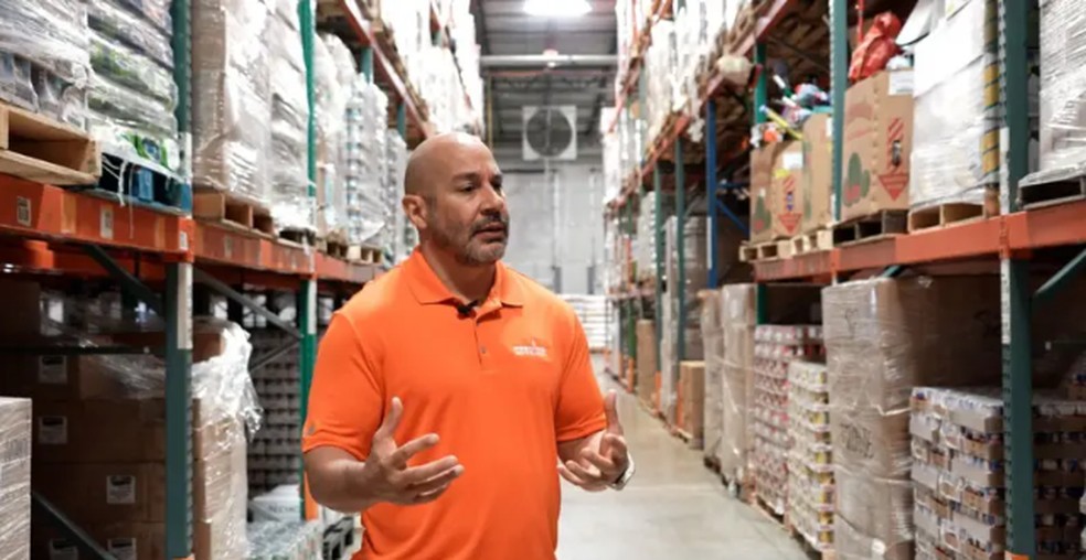 Paco Vélez, nos armazéns do banco de alimentos Feeding South Florida em Miami — Foto: José María Rodero/BBC News Mundo