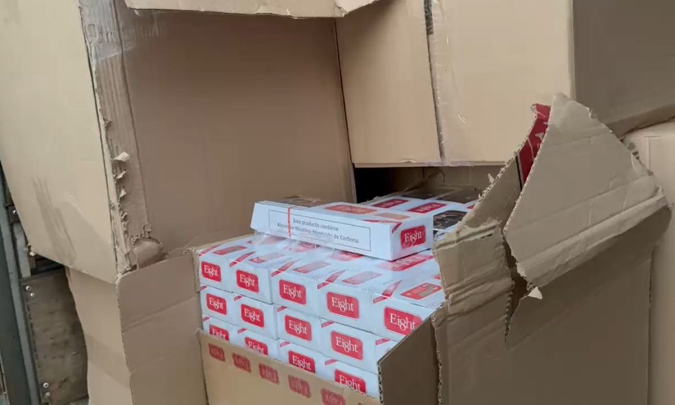 Cerca de 450 mil maços de cigarro são apreendidos escondidos em caminhão no oeste da Bahia — Foto: Divulgação/PRF