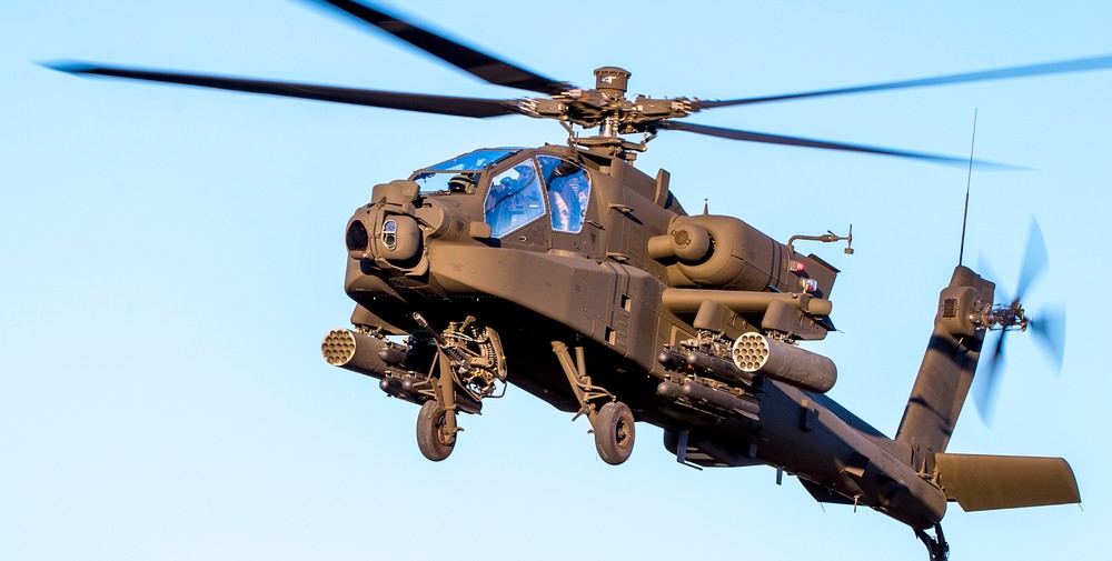 Helicóptero Apache dos Estados Unidos cai no Estreito de Ormuz e tripulantes são resgatados