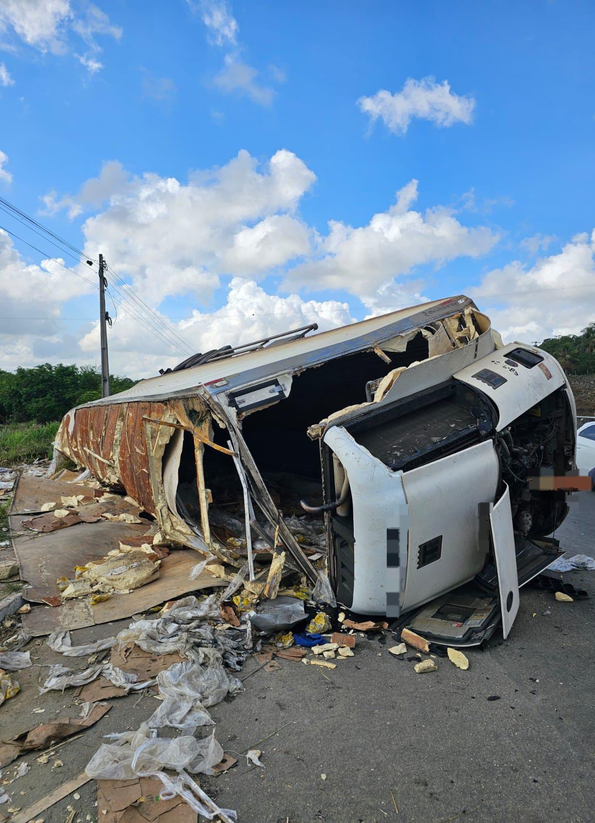 Três motociclistas morrem após serem atingidos por semirreboque que se desprendeu de caminhão
