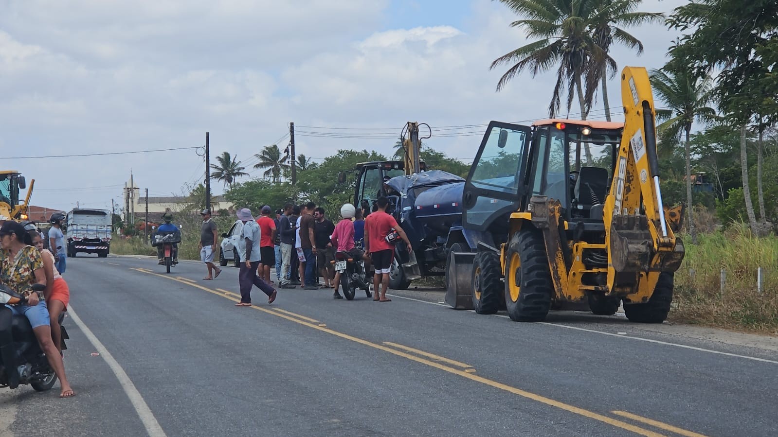 Caminhão - pipa capota na PB - 113 , próximo a Campina Grande , e deixa pai e filho feridos