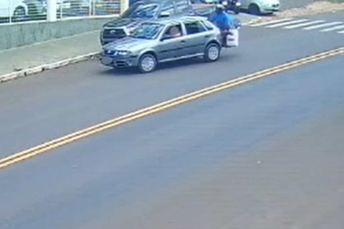 VÍDEO: motociclista é arremessado e rodopia no ar após bater na traseira de carro em Adamantina