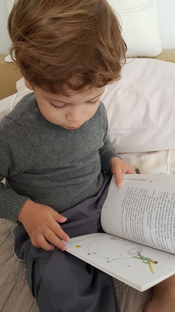 O superdotado Arthur sempre se interessou por leitura, desde seus primeiros anos de idade. — Foto: Arquivo pessoal