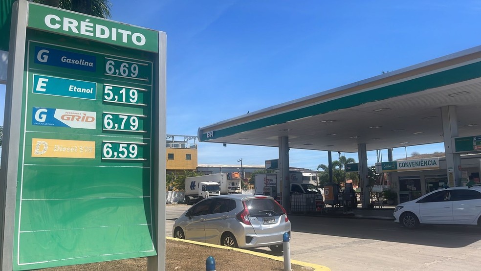 Litro da gasolina comum chega a R$ 6,69 em postos de Fortaleza — Foto: João Victor/TV Verdes Mares