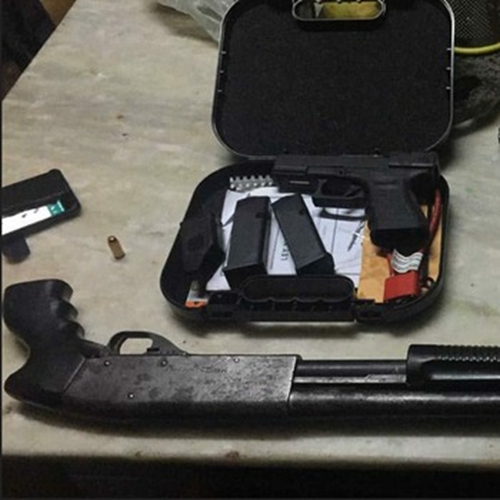Armas utilizadas pela organização criminosa apreendidas durante operação Entrepostos. — Foto: Divulgação
