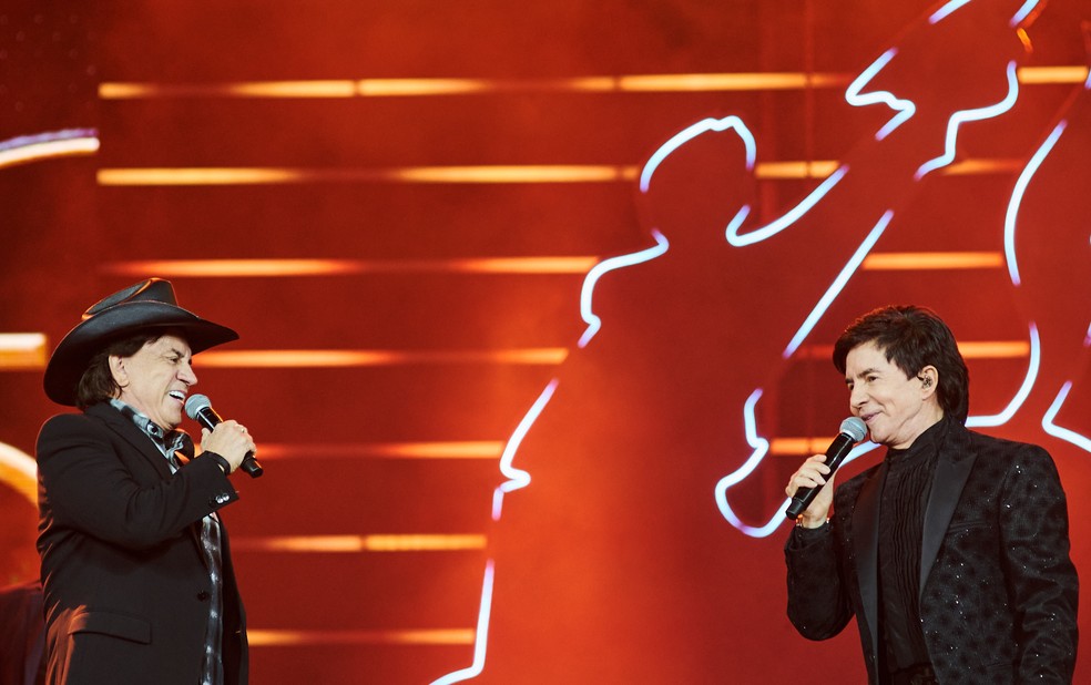 Chitãozinho & Xororó abrem última noite de shows da Festa do Peão de Barretos e são reverenciados por arena lotada — Foto: Érico Andrade/g1