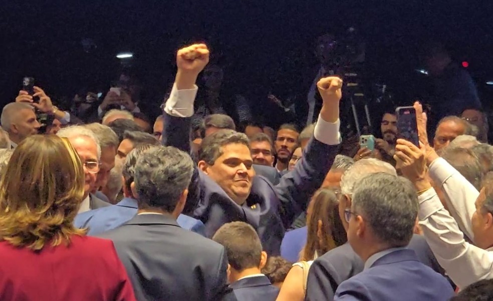 Davi Alcolumbre comemora após ter sido eleito presidente do Senado — Foto: VInícius Cassela/g1