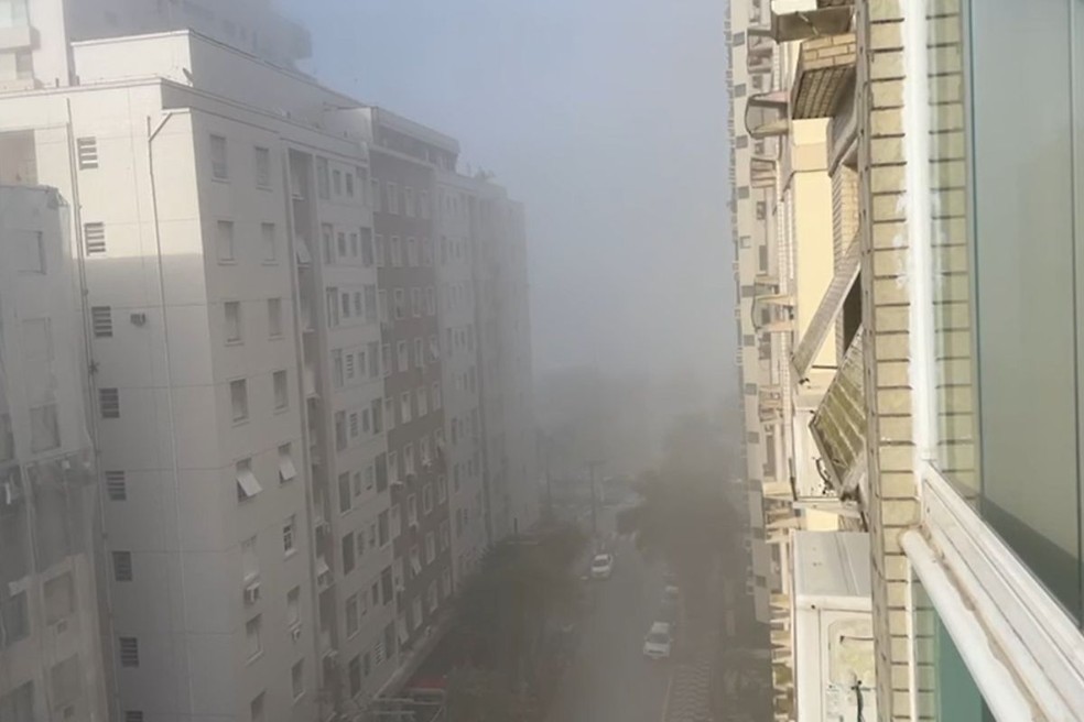 Neblina cobriu rua do bairro Embaré, em Santos (SP) — Foto: Arquivo Pessoal