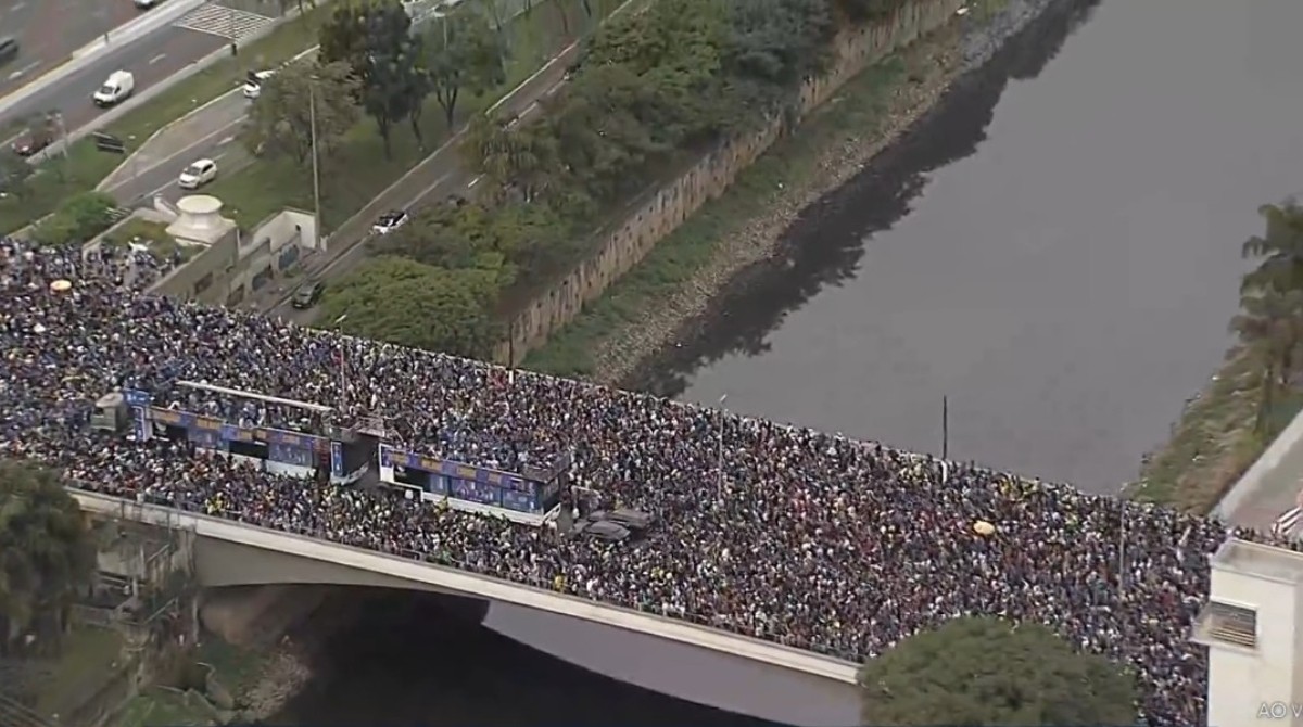 Marcha para Jesus: imagens aéreas mostram multidão de fiéis cruzando a Ponte das Bandeiras; VÍDEO