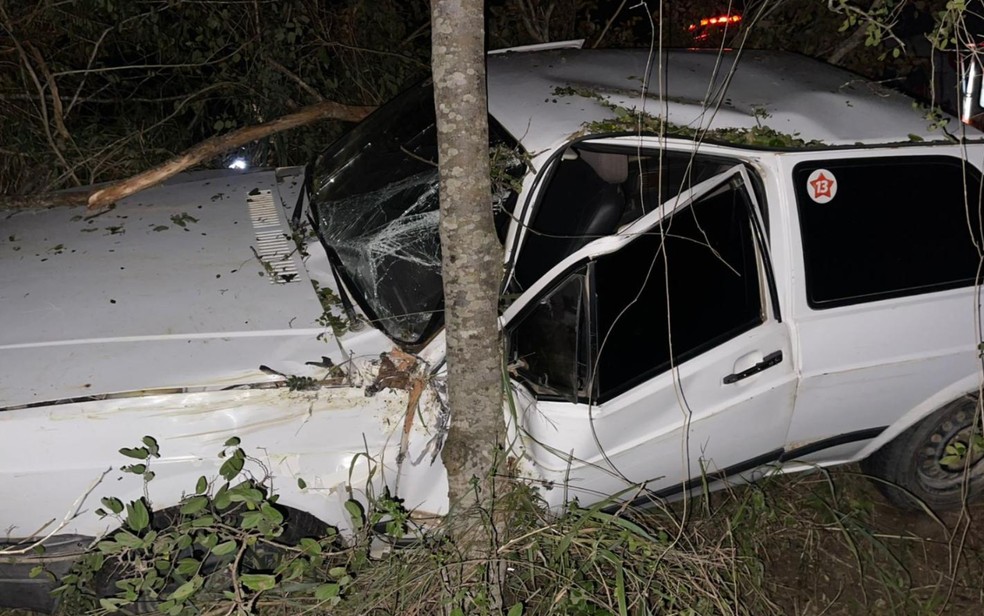 Homem fica ferido após capotar carro e colidir contra árvore em Conceição do Coité — Foto: Brigada Águia Resgate