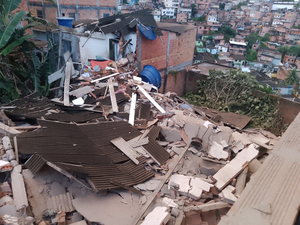 Casa ficou completamente destruída após desabamento neste sábado (6) — Foto: Redes sociais