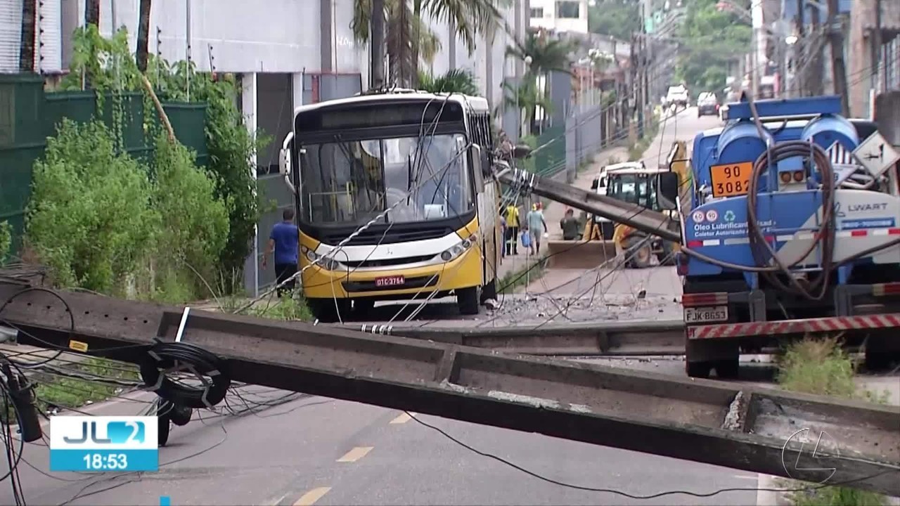 Acidente com caminhão deixa cerca de 30 imóveis sem energia no bairro Parque Verde, em Belém