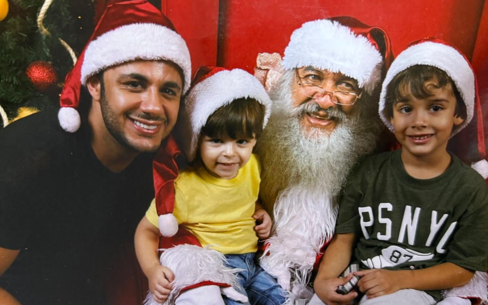 Cristiano Araújo com os filhos Bernardo e João Gabriel — Foto: João Reis/Arquivo pessoal