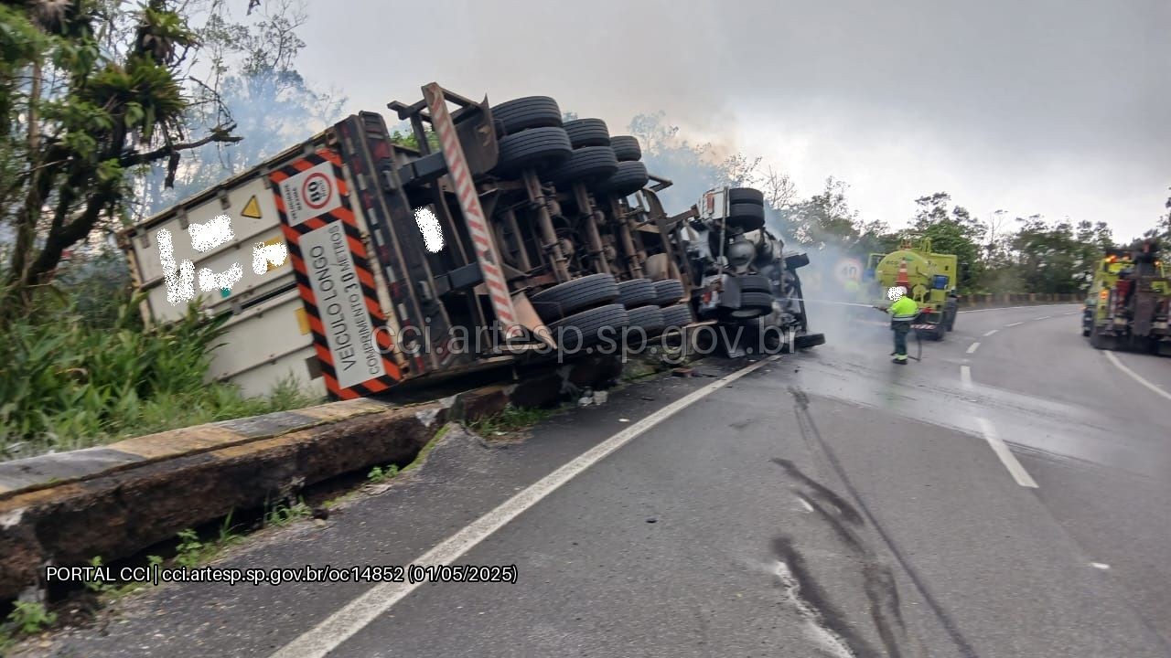 Carreta tomba, pega fogo e deixa uma pessoa morta na Rodovia Anchieta