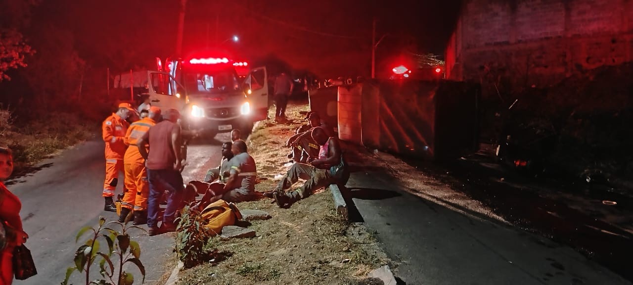 Trabalhadores ficam feridos após caminhonete tombar ao tentar subir rua em São João del Rei