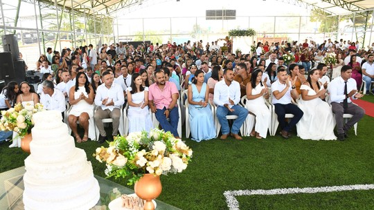 Mais de 100 casais dizem 'sim' durante casamento coletivo em cidade do Acre