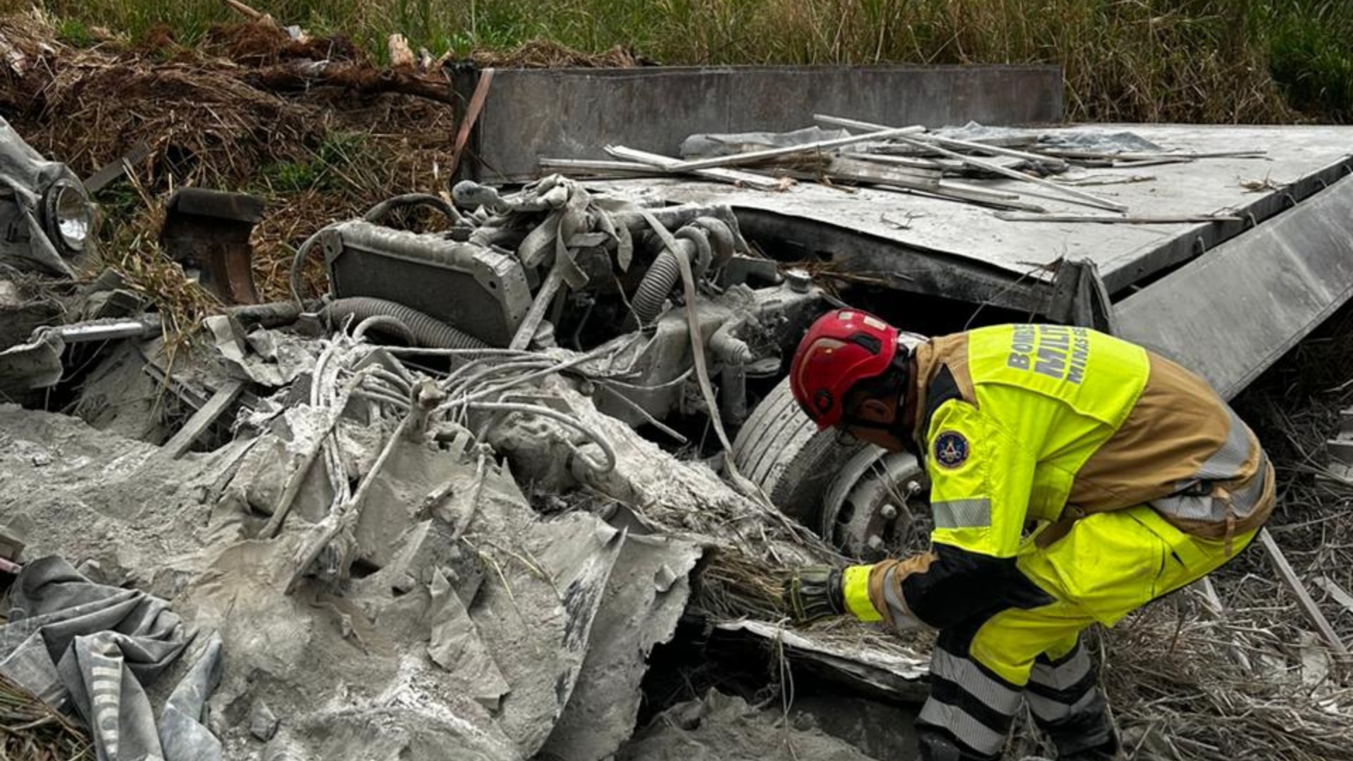 Motorista de caminhão morre ao sair da pista na MGC-226, em Capinópolis