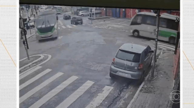 Motorista de micro-ônibus que bateu em 4 carros e atingiu comércio avisou passageiros que tinha perdido freio; 5 se feriram
