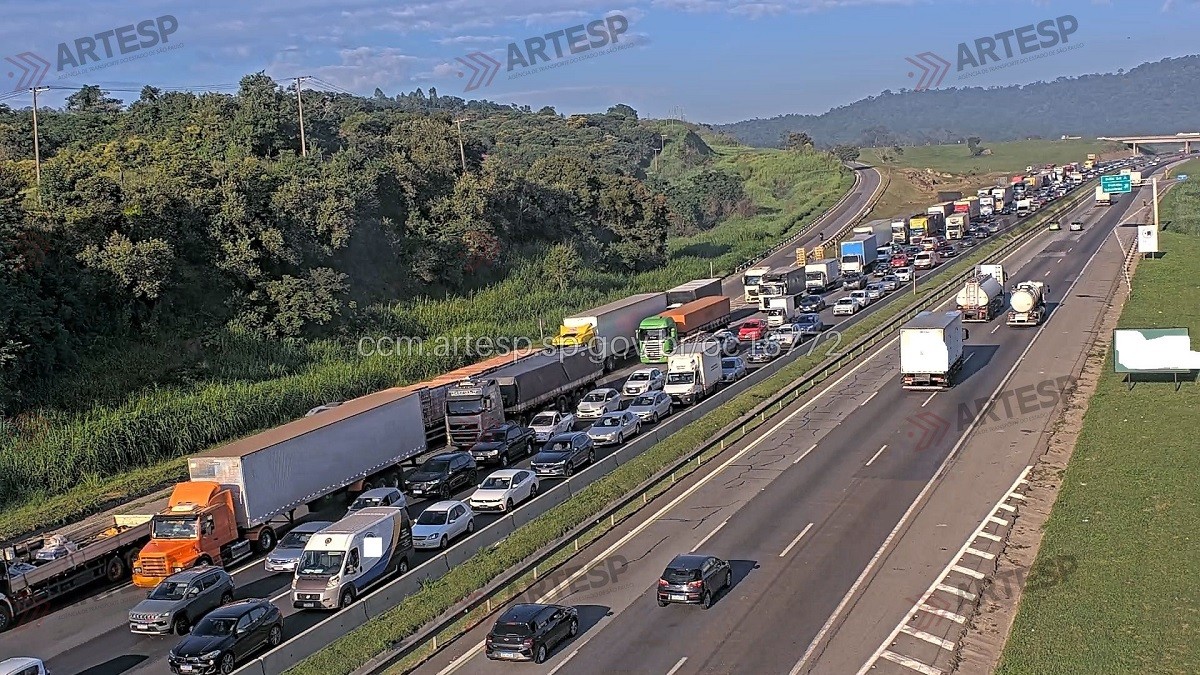 Batida entre caminhão e carreta deixa um morto e provoca congestionamento na Rodovia Castello Branco em Araçariguama