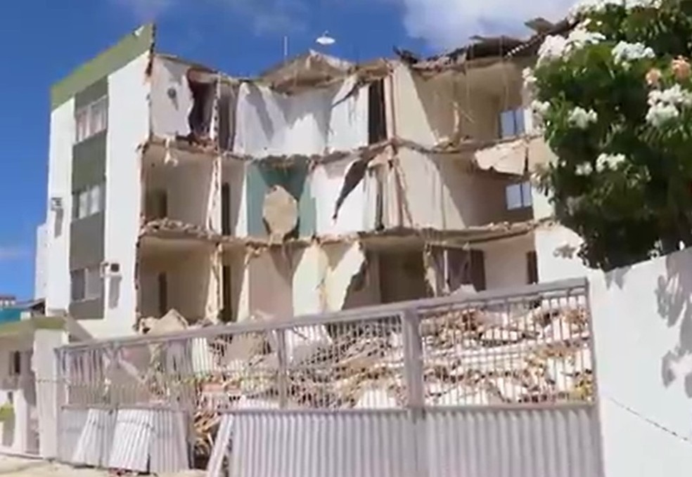 Parte do Edifício Katia Melo desabou em Jaboatão dos Guararapes, no Grande Recife — Foto 1: Reprodução/Google Street View — Foto 2: Reprodução/TV Globo