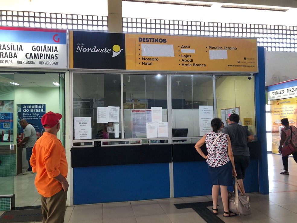 Clientes em guichê na Rodoviária de Natal, na manhã desta segunda (1) — Foto: Layssa Vilela/Inter TV Cabugi