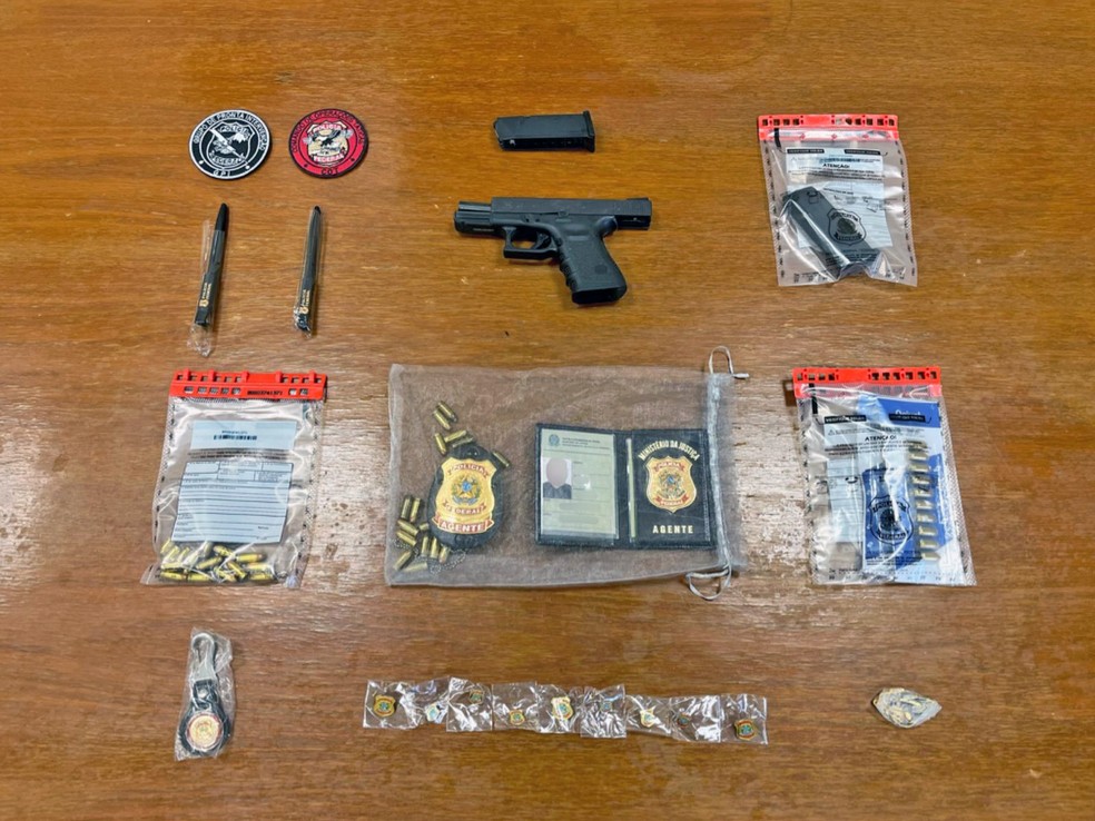 Distintivo e carteira da PF apreendidos com empresário — Foto: Divulgação/PF