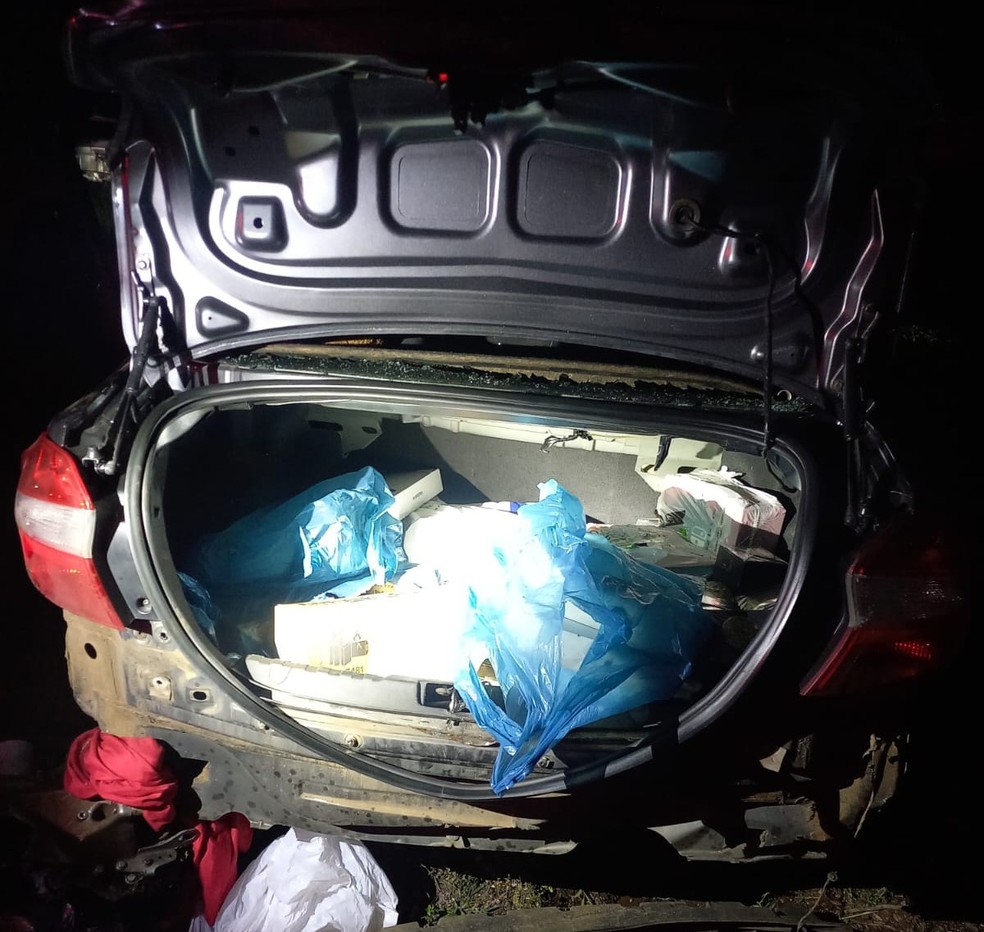 Produtos importados que estavam no carro foram apreendidos — Foto: Polícia Rodoviária Estadual