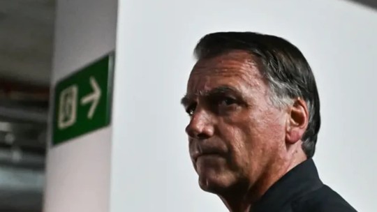Misturar o que Bolsonaro disse com o que ele fez causa confusão que interessa a seus apoiadores - Juristas ouvidos pelo blog afirmam que apoiadores do ex-presidente Jair Bolsonaro argumentam que ele não disse nada grave. A narrativa é uma estratégia para tirar o foco do que ele fez.