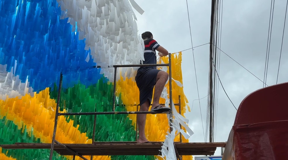 Rua 3, no Alvorada, inicia preparativos para a Copa e mantém tradição de mais de 30 anos em Manaus. — Foto: Francisco Bento/Rede Amazônica