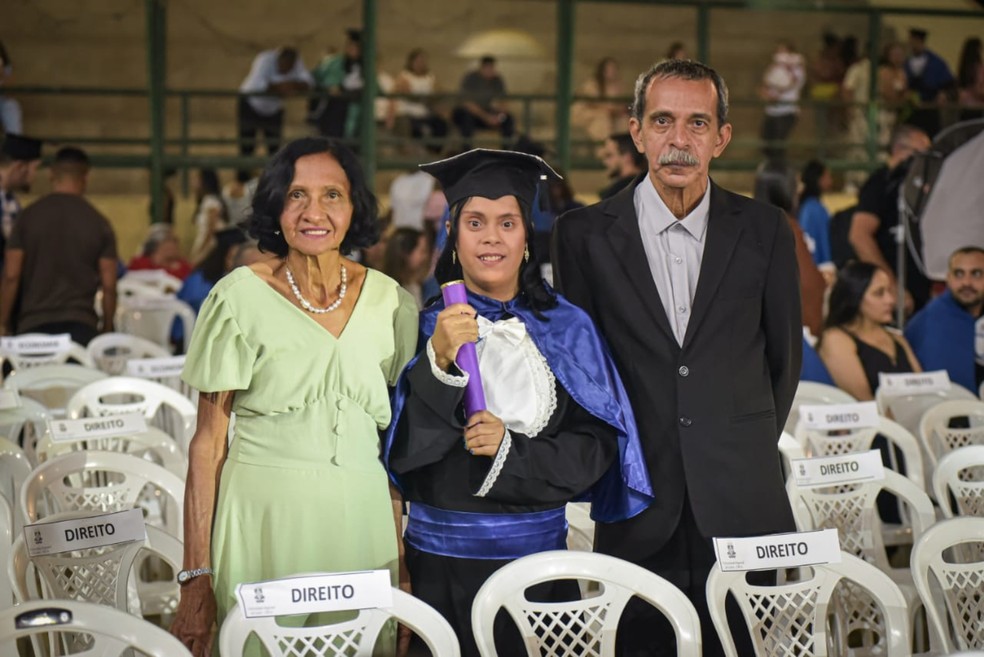 Cecília Noêmi e os pais durante a cerimônia de colação de grau em Artes Visuais. — Foto: Arquivo Pessoal