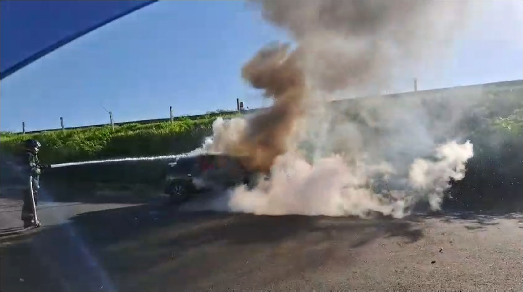 VÍDEO: carro fica destruído após pegar fogo em Campinas
