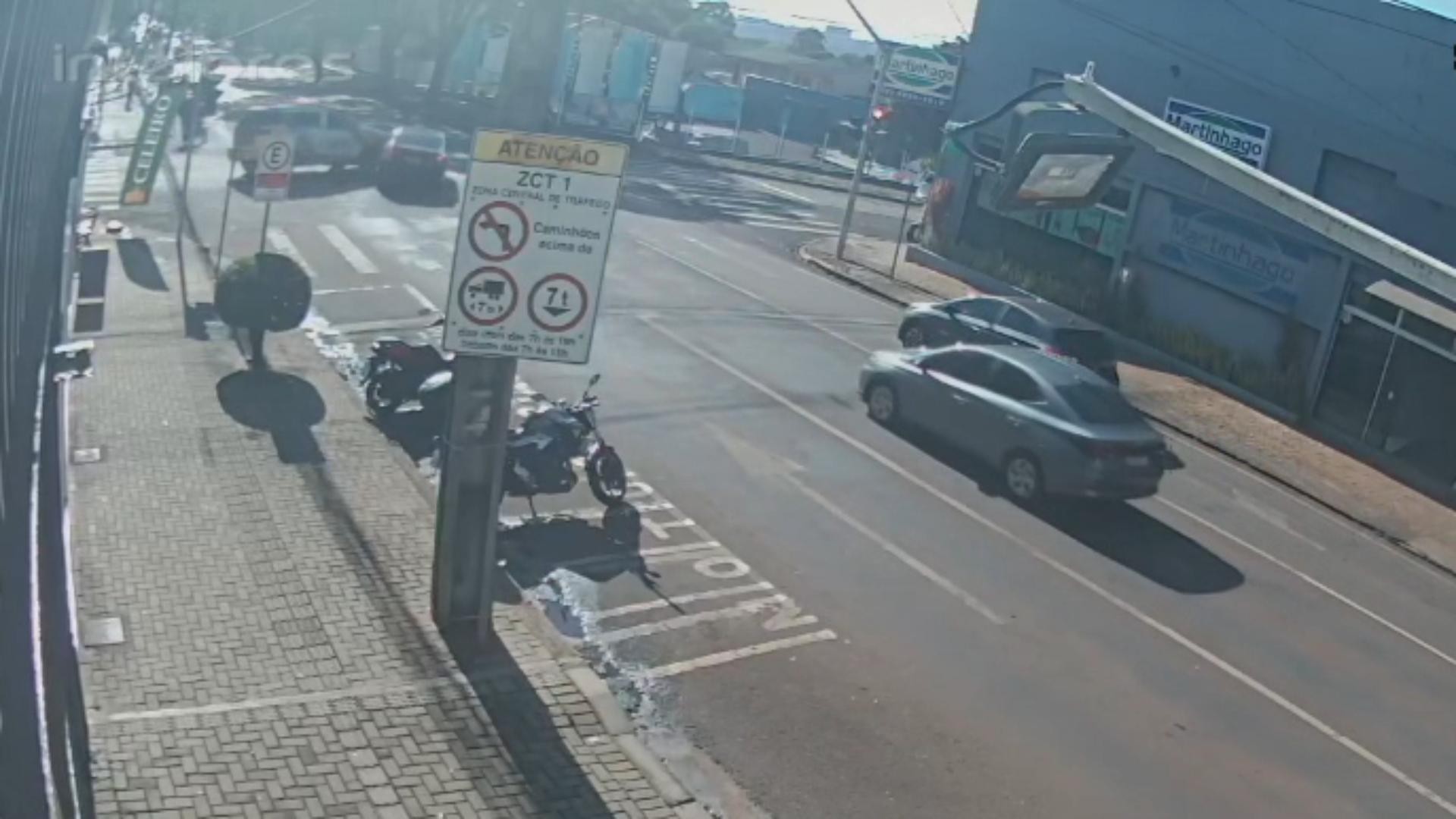 VÍDEO: carro avança sinal vermelho e bate em viatura da PM em Cascavel
