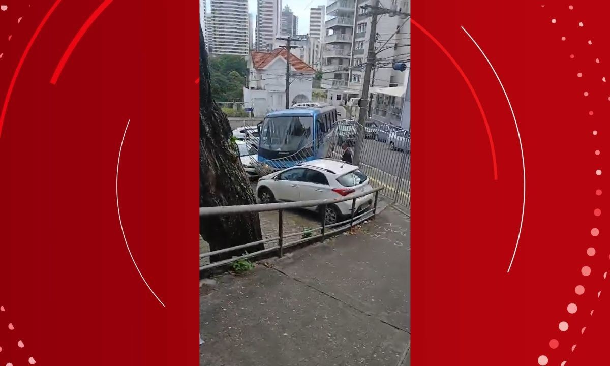 Micro-ônibus da frota da Ufba invade estacionamento em Salvador | G1