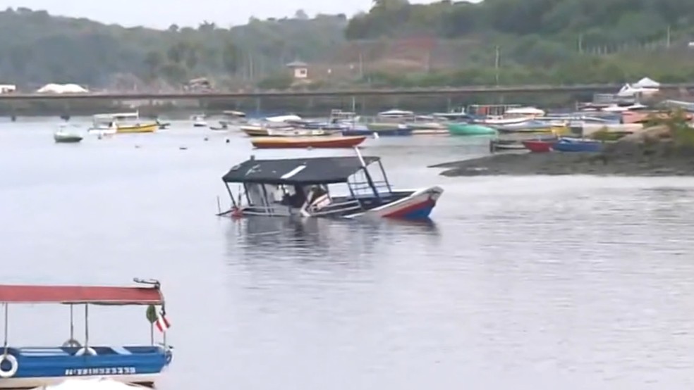 Embarcação naufraga e deixa mortos na Baía de Todos-os-Santos — Foto: TV Globo/Reprodução