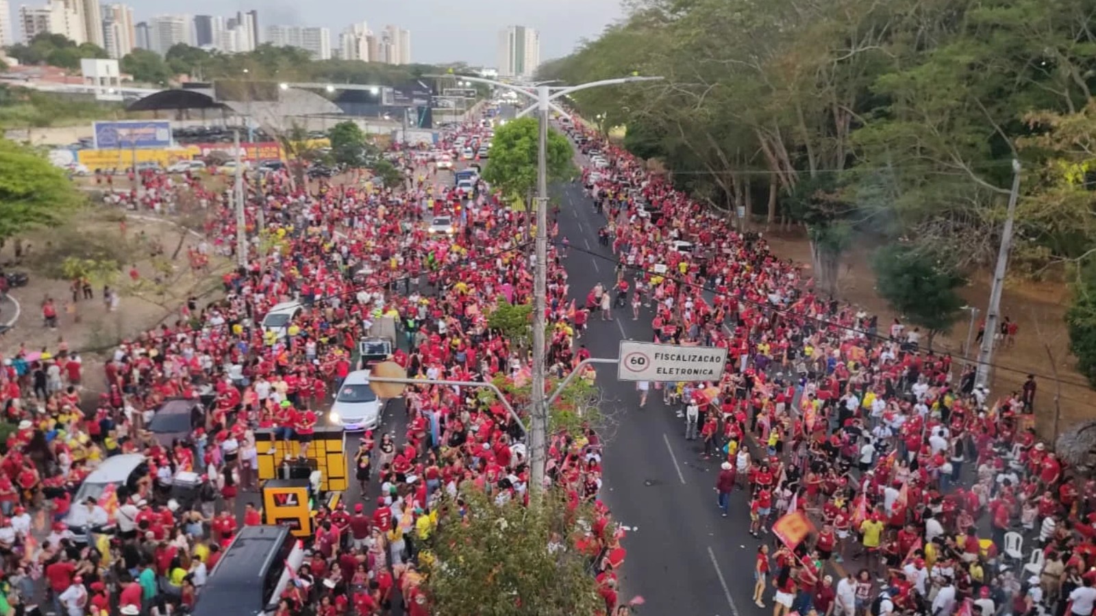 Caminhada reúne apoiadores da reeleição de Lula em Teresina às vésperas do 2° turno