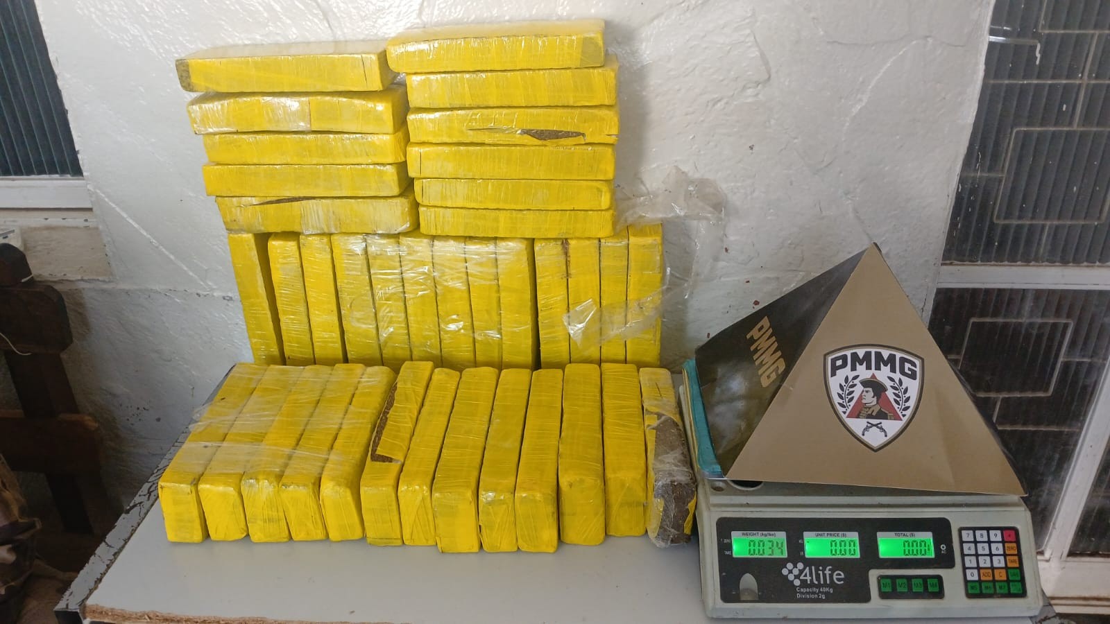 Após denúncia de entrega de carga de drogas, PM apreende 37 barras de maconha em Montes Claros