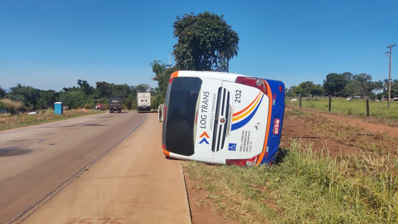 Ônibus de viagem com 31 passageiros tomba e deixa quatro em estado grave em MT