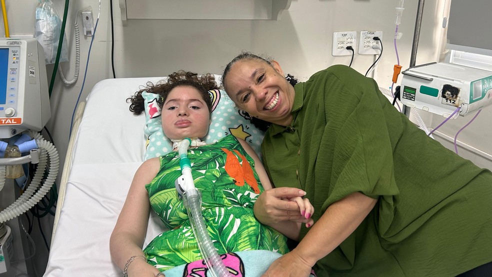 No último dia de internação hospitalar da filha, Shirlene não conseguia conter o sorriso — Foto: Loise Monteiro/TV Integração