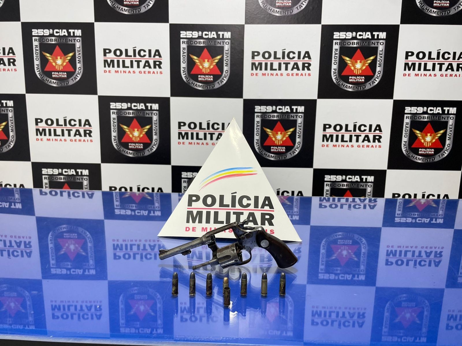 Pedido de ajuda de rapaz que afirmava estar sendo perseguido acaba com ele conduzido à delegacia após PM apreender arma e munições