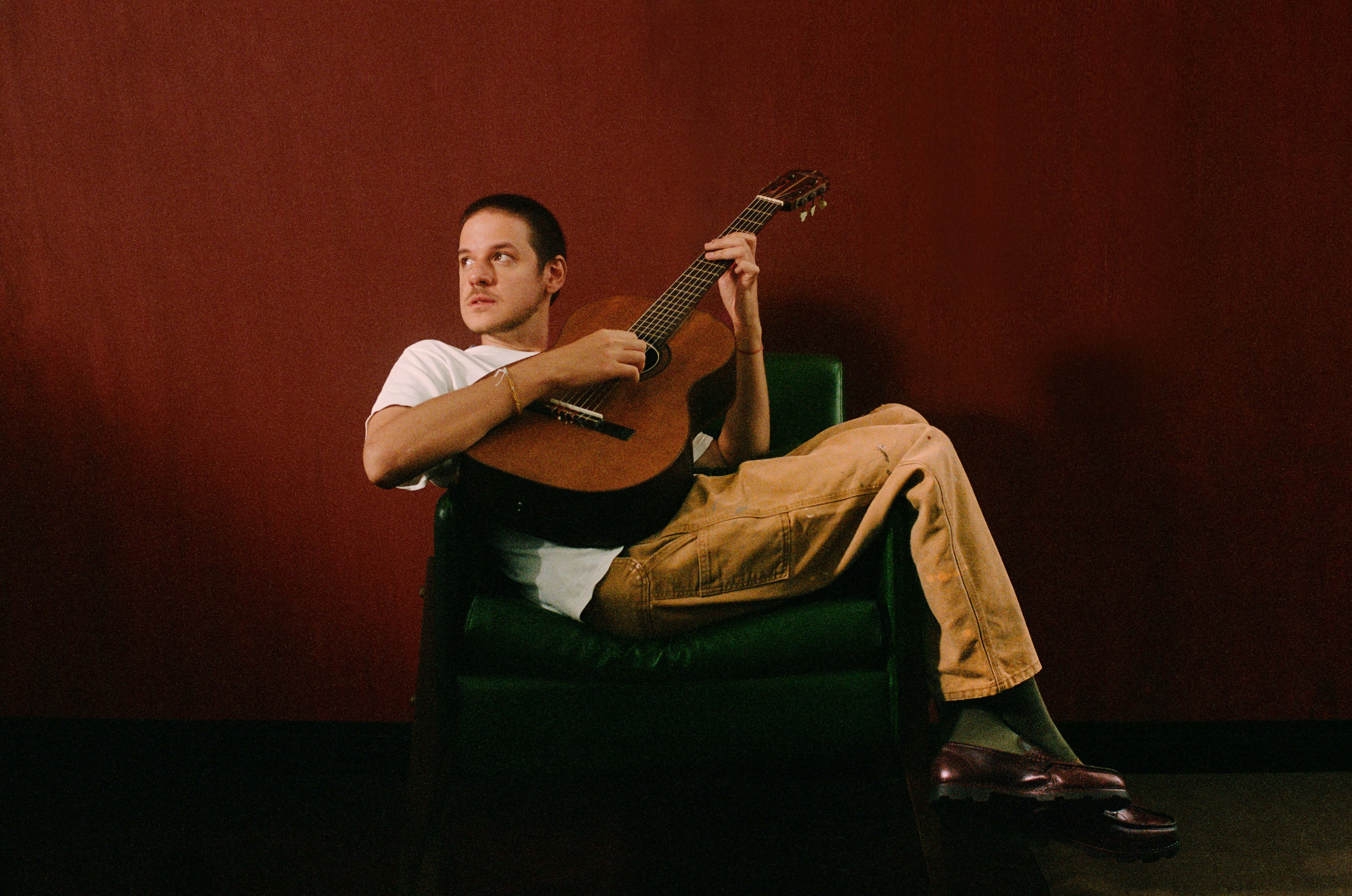 Rubel regrava Radiohead, verte tema mexicano e canta sete inéditas autorais em álbum em que volta à introspecção