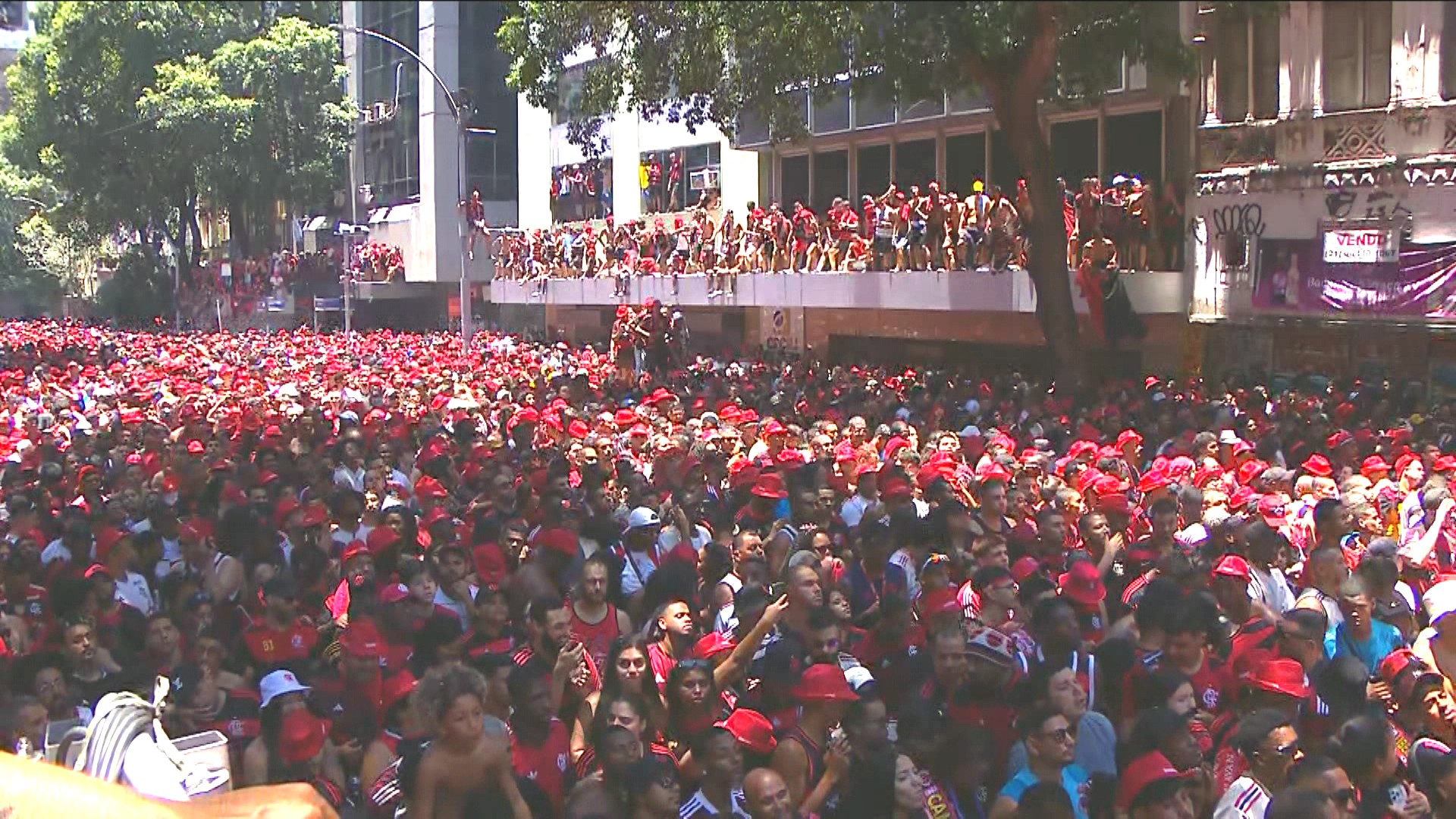 Flamenguistas se arriscam e escalam fachadas e até postes na festa da vitória, e Paes faz apelo por segurança