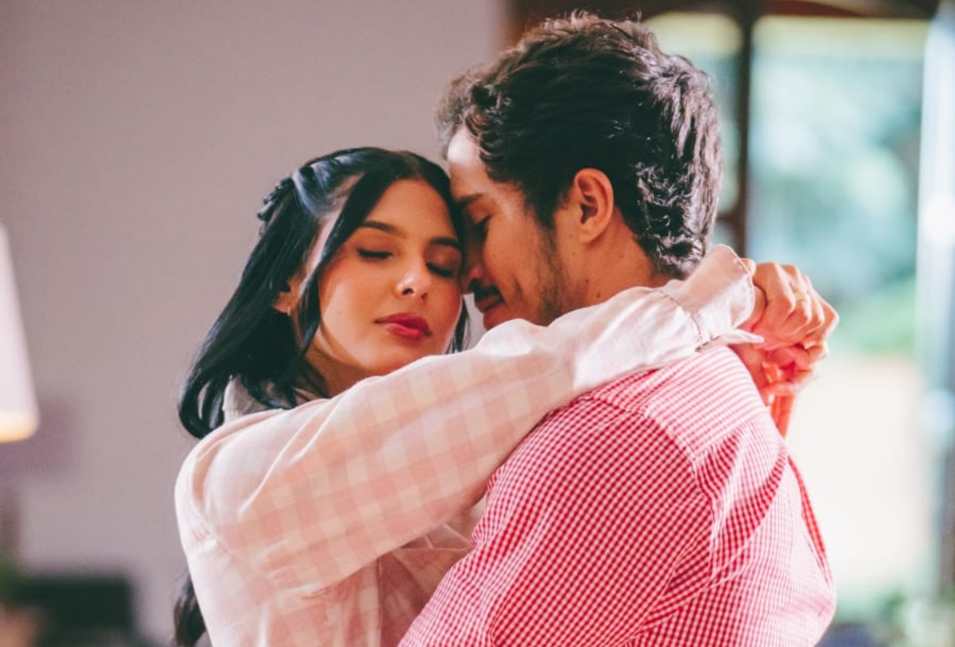 Ana Castela posta foto agarrada em homem misterioso e movimenta fãs nas redes