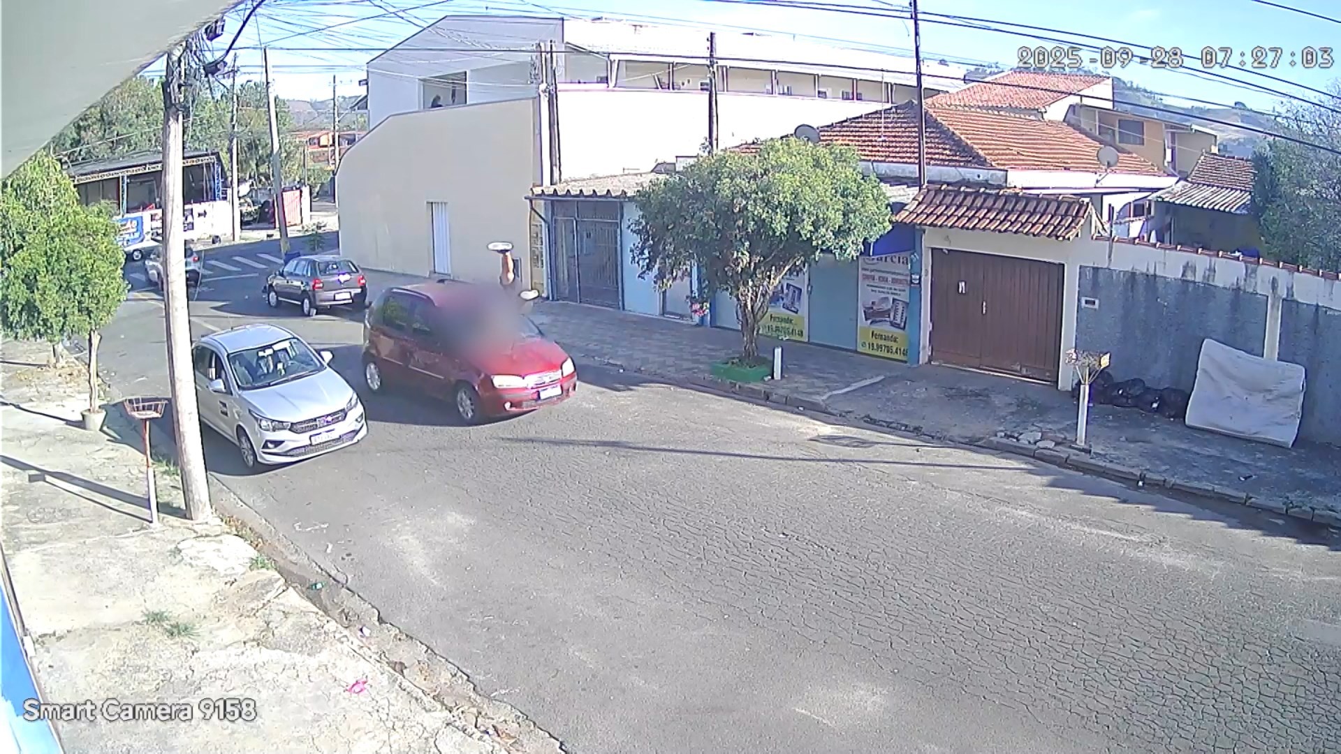 VÍDEO: adolescente sai ileso após ser atropelado ao atravessar a rua em Amparo