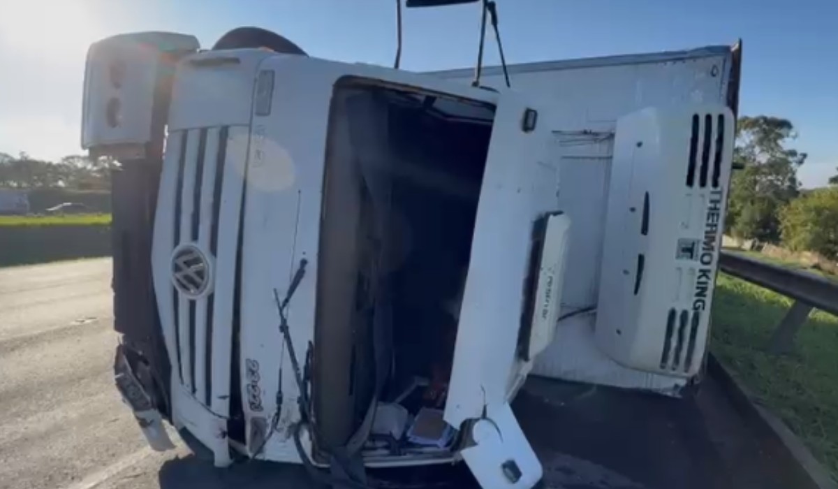 Caminhão com 12 toneladas de carne tomba e causa 10 km de congestionamento em Campinas