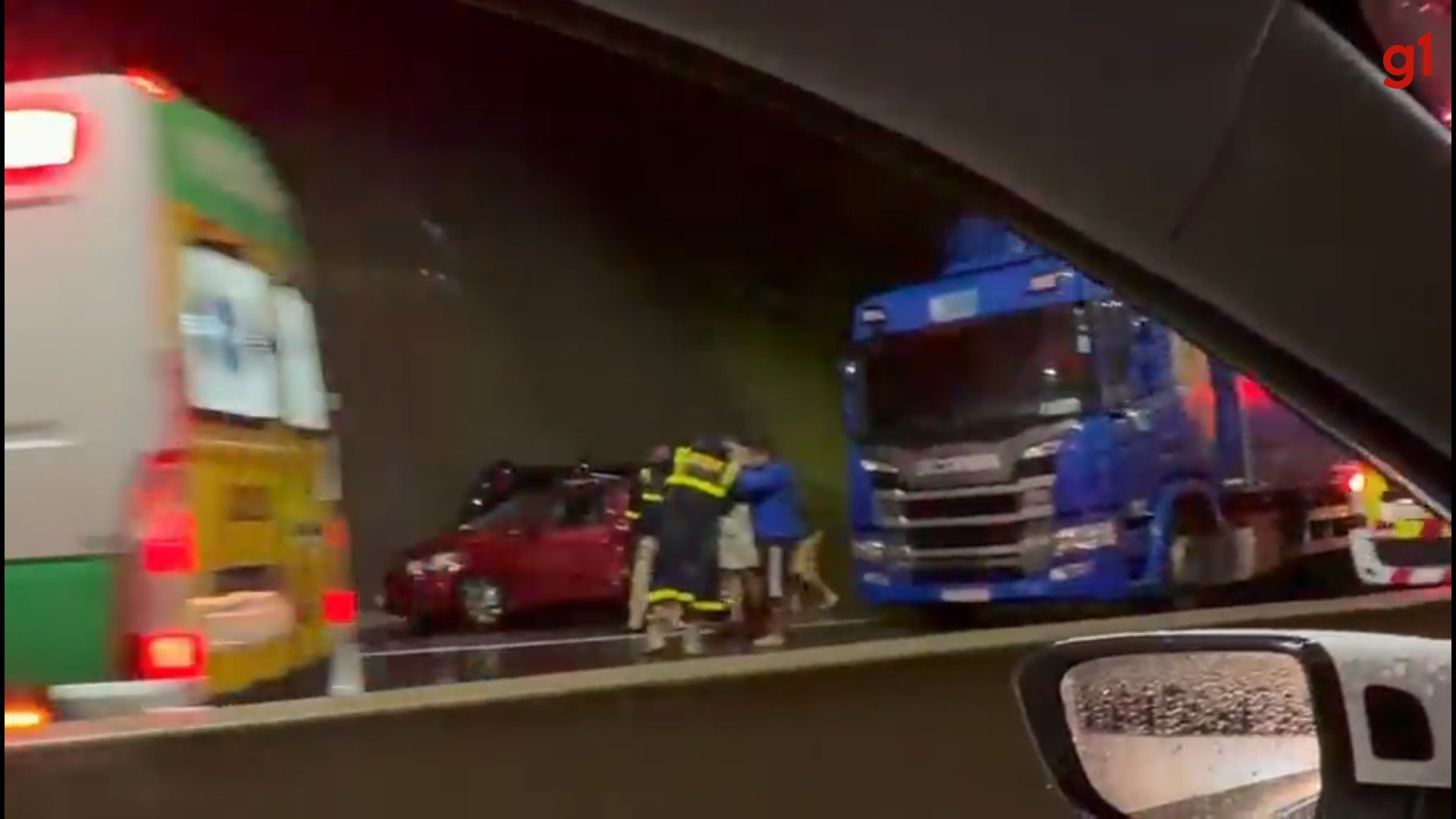 Acidente entre carro e caminhão deixa totalmente interditado trecho da BR-376 que liga o Paraná a Santa Catarina 