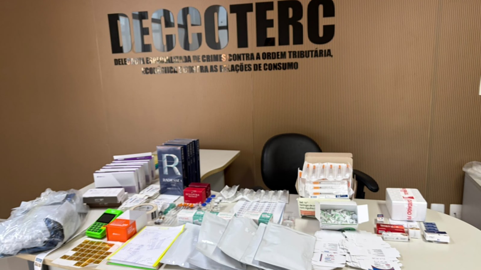 Três mulheres são presas suspeitas de falsificação e venda irregular de medicamentos no PI; diversos itens apreendidos