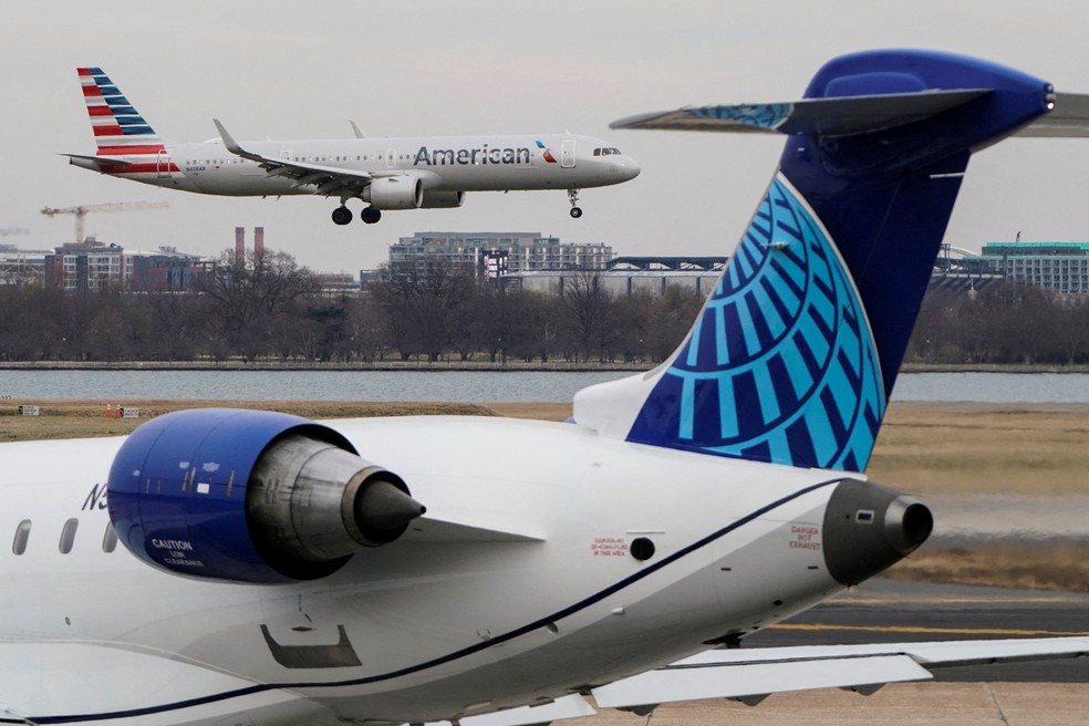 Avião da American Airlines, ao fundo, e modelo da United Airlines em aeroporto em Arlington, na Virgínia (EUA) — Foto: REUTERS/Joshua Roberts