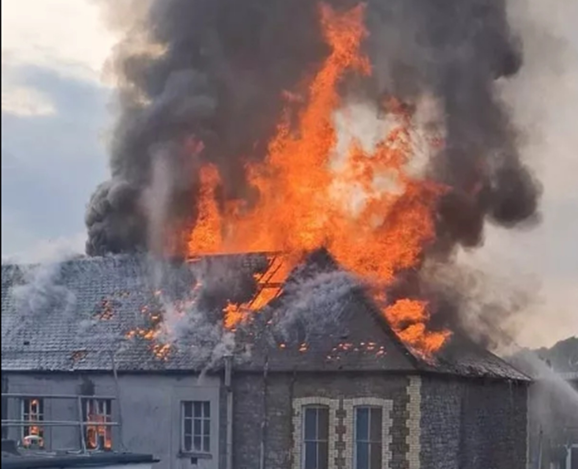 É #FAKE que imigrantes paquistaneses colocaram fogo em igreja no País de Gales