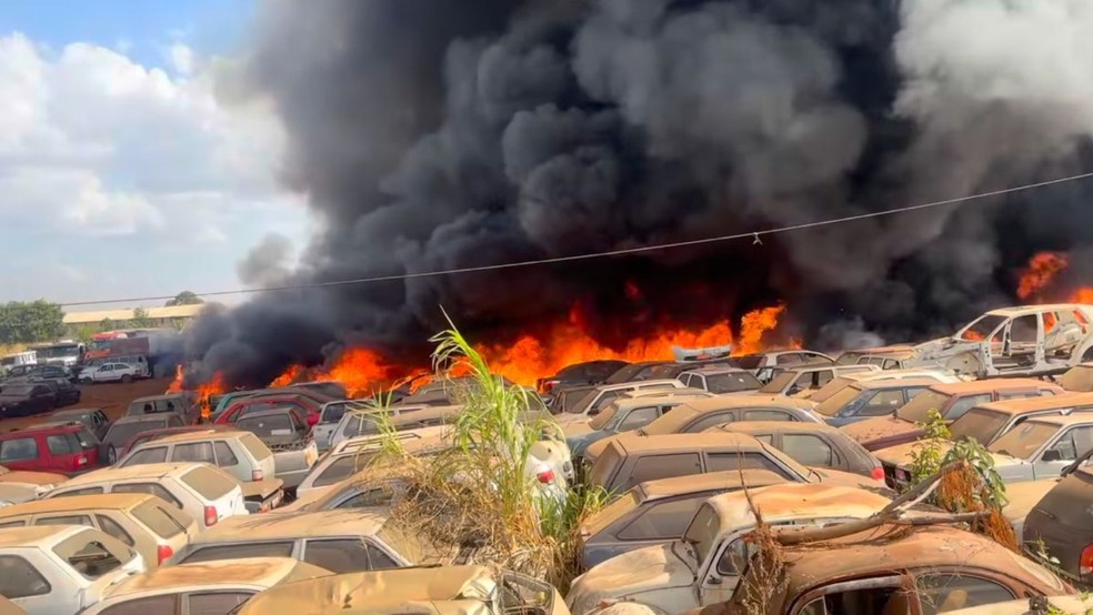 Incêndio consumiu vários veículos no pátio do Detran, em Uberaba — Foto: Corpo de Bombeiros/Divulgação