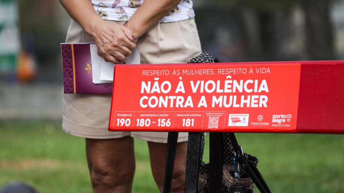Porto Alegre lança projeto que paga transporte para mulheres vítimas de violência buscarem ajuda